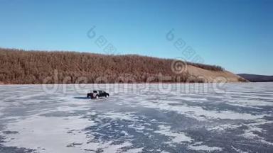 空中观景车在冬季景观和高速驾<strong>驶过</strong>冻结的湖泊。